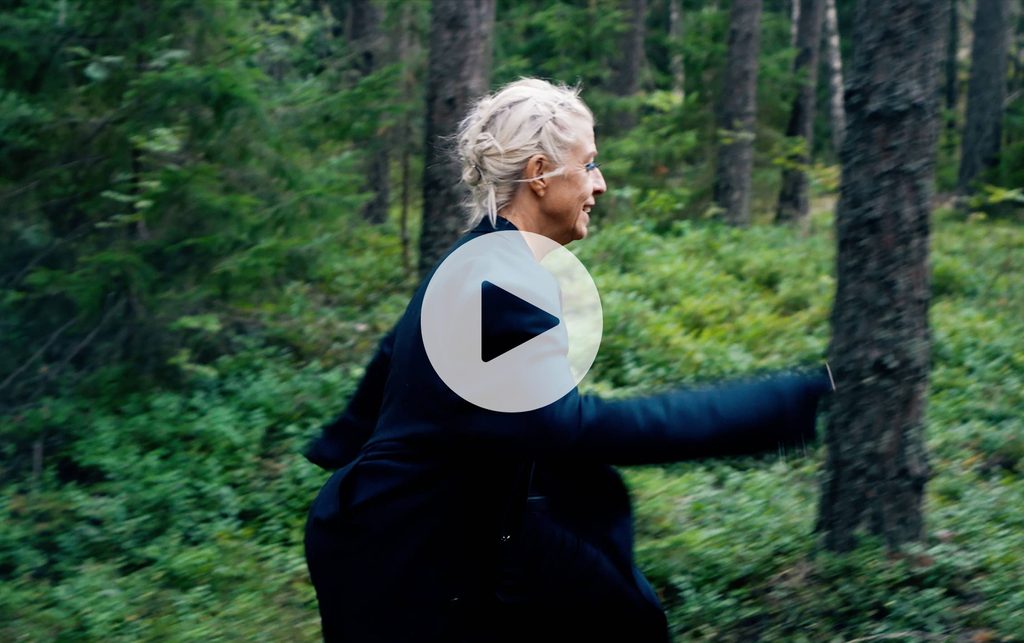 Charlotta Öfverholm running through a forest